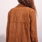 Espalda de la chaqueta Sahara de antelina camel, corte recto