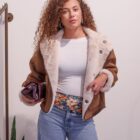 Chaqueta Salvaje de antelina marrón con interior de pelo crema, abierta