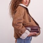Chaqueta Salvaje de antelina marrón con ribetes de piel, vista de perfil