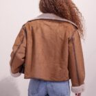 Espalda de la chaqueta Salvaje de antelina marrón con puños de pelo crema