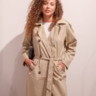Gabardina Amulet beige cruzada con cinturón, vista de frente