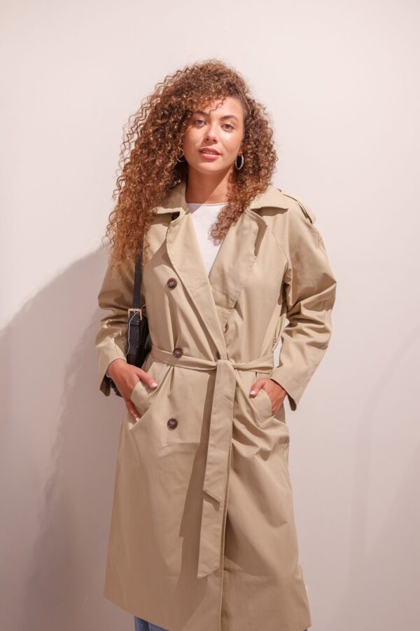 Gabardina Amulet beige cruzada con cinturón, vista de frente