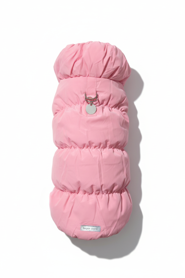 Abrigo Montecarlo rosa para perro, acolchado y fruncido, sobre fondo blanco