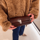 Bolso Dakota en burdeos cruzado sobre chaqueta de pelo camel