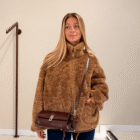 Bolso Dakota burdeos en bandolera con chaqueta de pelo y vaqueros
