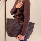Bolso Indira de piel trenzada marrón llevado al hombro