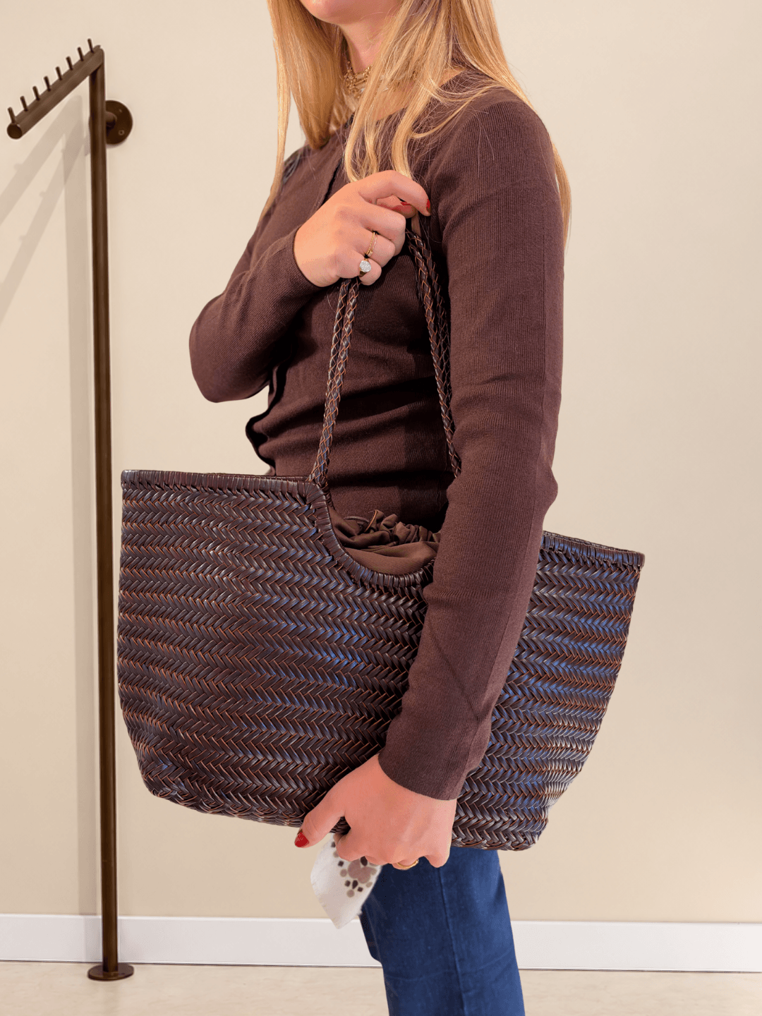 Bolso Indira de piel trenzada marrón llevado al hombro