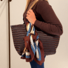 Bolso Indira marrón chocolate con pañuelo de seda anudado, vista lateral