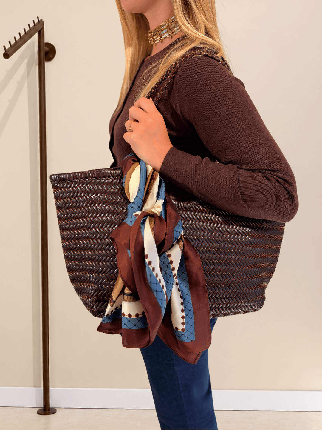 Bolso Indira marrón chocolate con pañuelo de seda anudado, vista lateral