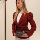 Bolso Dakota bajo el brazo con blazer rojo de mangas abullonadas