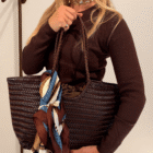 Bolso Indira de piel trenzada marrón chocolate con pañuelo estampado en el asa