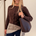 Bolso Indira marrón al hombro con pañuelo de cachemir a la cintura