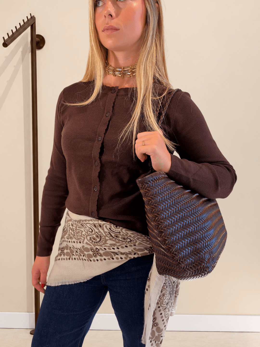 Bolso Indira marrón al hombro con pañuelo de cachemir a la cintura