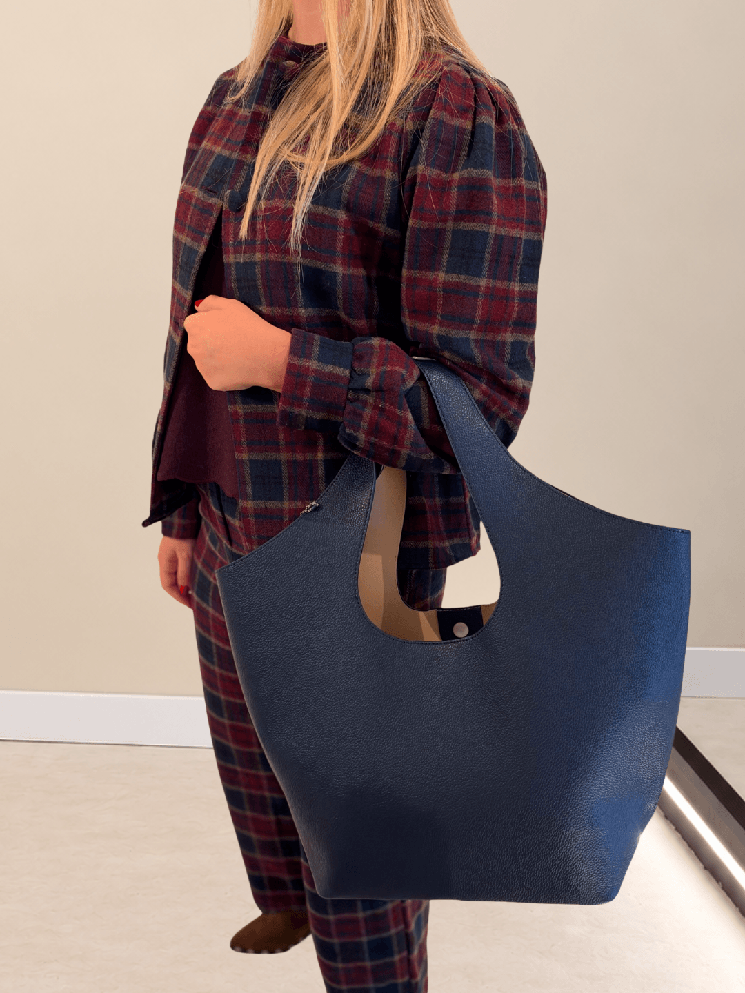 BOLSOS - 10 Bolso Nova de piel azul marino al hombro sobre conjunto de cuadros