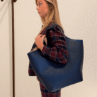 Bolso Nova azul marino de gran tamaño, vista de perfil