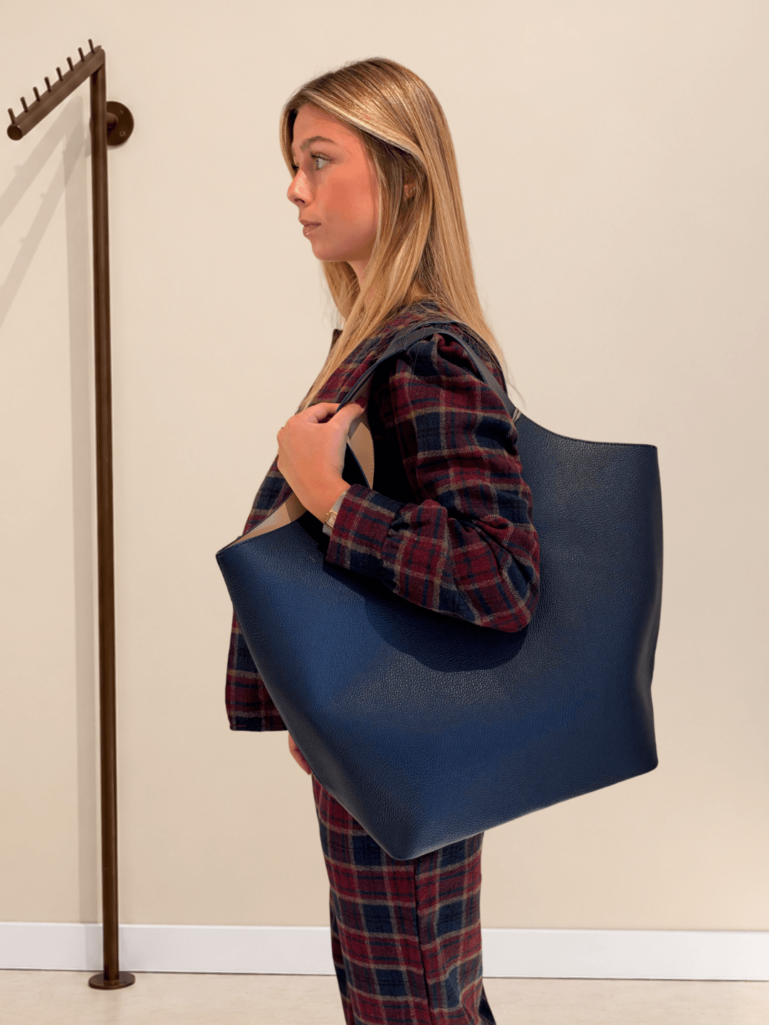 Bolso Nova azul marino de gran tamaño, vista de perfil