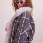 Chaqueta Alaska de antelina gris con cuello de borreguito, vista de perfil