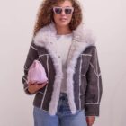 Chaqueta Alaska de antelina gris con borreguito blanco y costuras vistas