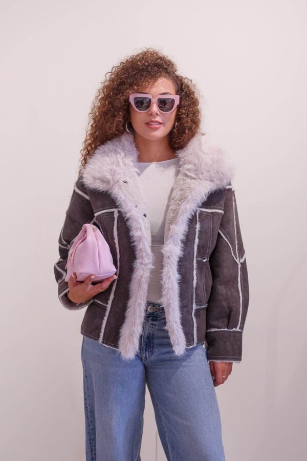 Chaqueta Alaska de antelina gris con borreguito blanco y costuras vistas
