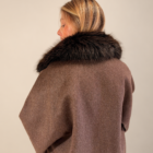Espalda de la capa Alaska marrón con cuello de pelo, plano cercano