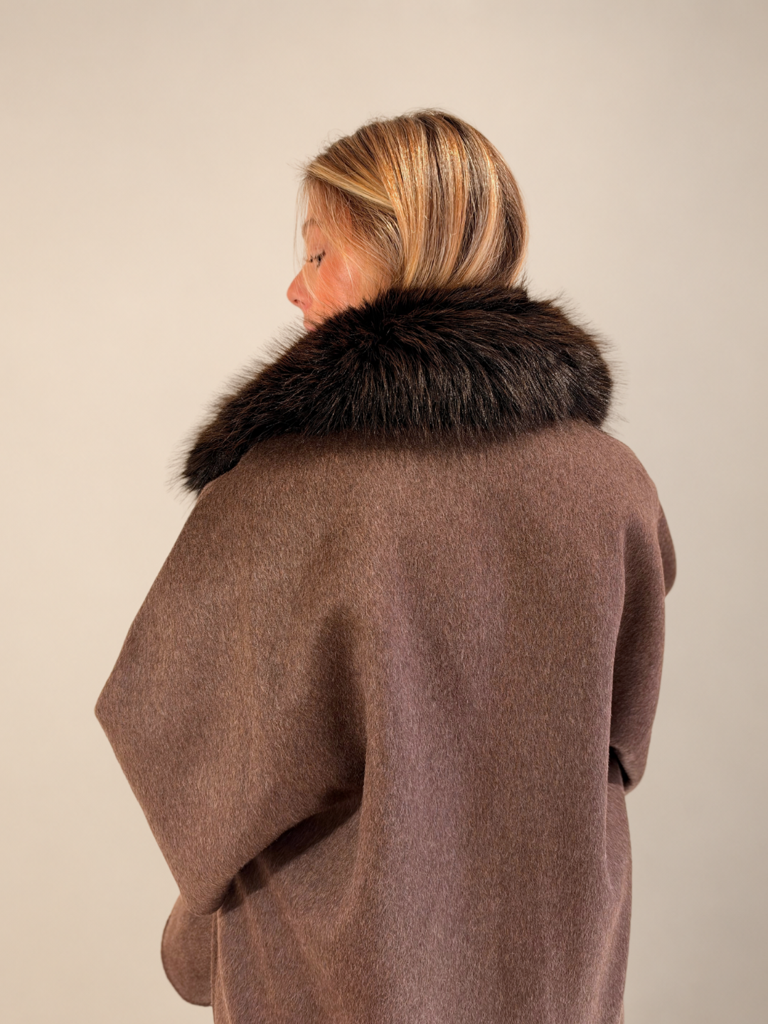 Espalda de la capa Alaska marrón con cuello de pelo, plano cercano