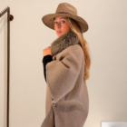 Capa Alaska beige de paño con cuello de pelo, vista de perfil con sombrero
