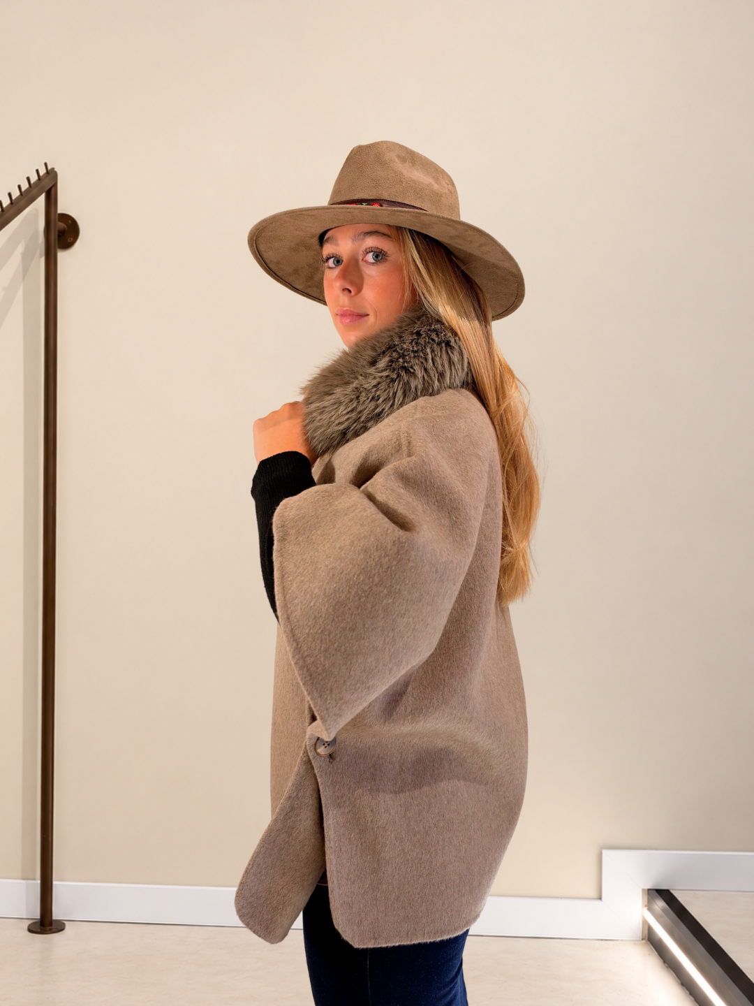 Capa Alaska beige de paño con cuello de pelo, vista de perfil con sombrero