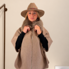 Capa Alaska beige de paño con cuello de pelo y sombrero de fieltro, abrochada con cremallera