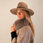Detalle del cuello de pelo de la capa Alaska beige con sombrero