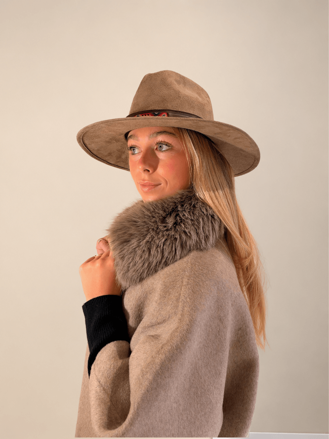 Detalle del cuello de pelo de la capa Alaska beige con sombrero