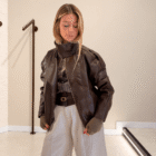 Chaqueta Biker marrón de polipiel abierta con cuello alto, vista completa