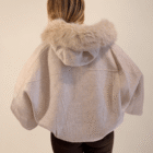 Espalda de la chaqueta Yvette con capucha de pelo y mangas globo