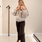 Chaqueta Yvette crudo corta con bajo elástico, vista completa