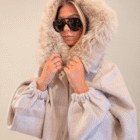 Chaqueta Yvette de lana y cachemir crudo con capucha de pelo y gafas de sol, plano cercano