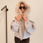 Chaqueta Yvette de lana y cachemir crudo con capucha puesta y pantalón marrón