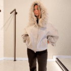 Chaqueta Yvette crudo con capucha de pelo, vista completa de frente