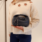 Mujer con jersey de estrellas sujetando el Bolso Media Luna de piel italiana azul marino