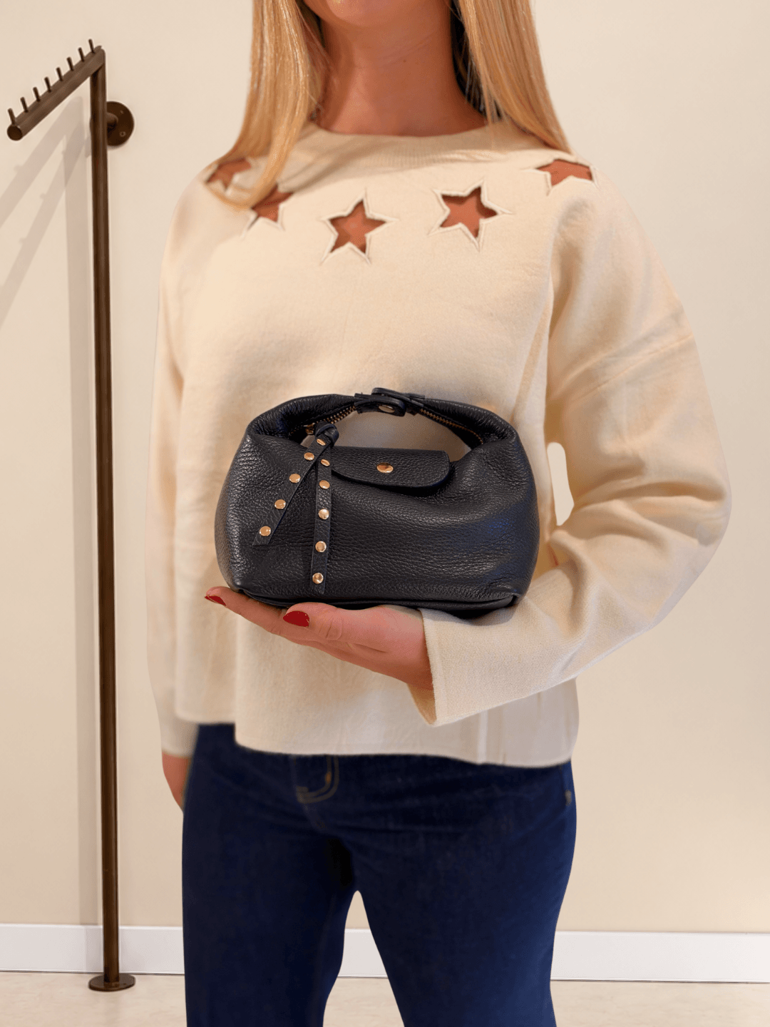 Mujer con jersey de estrellas sujetando el Bolso Media Luna de piel italiana azul marino