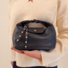 Bolso Media Luna de piel italiana en azul marino con tachuelas doradas, sobre jersey crudo con estrellas