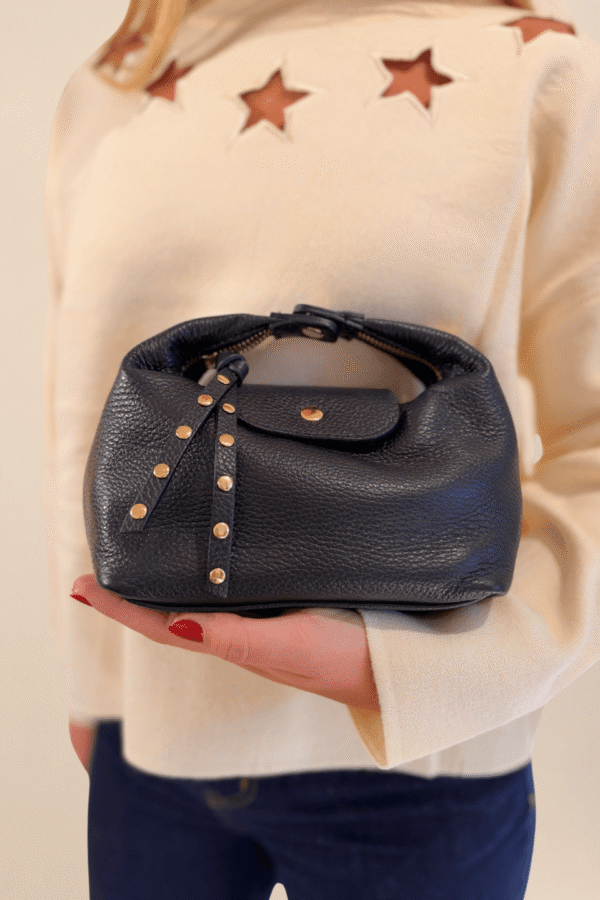 Bolso Media Luna de piel italiana en azul marino con tachuelas doradas, sobre jersey crudo con estrellas