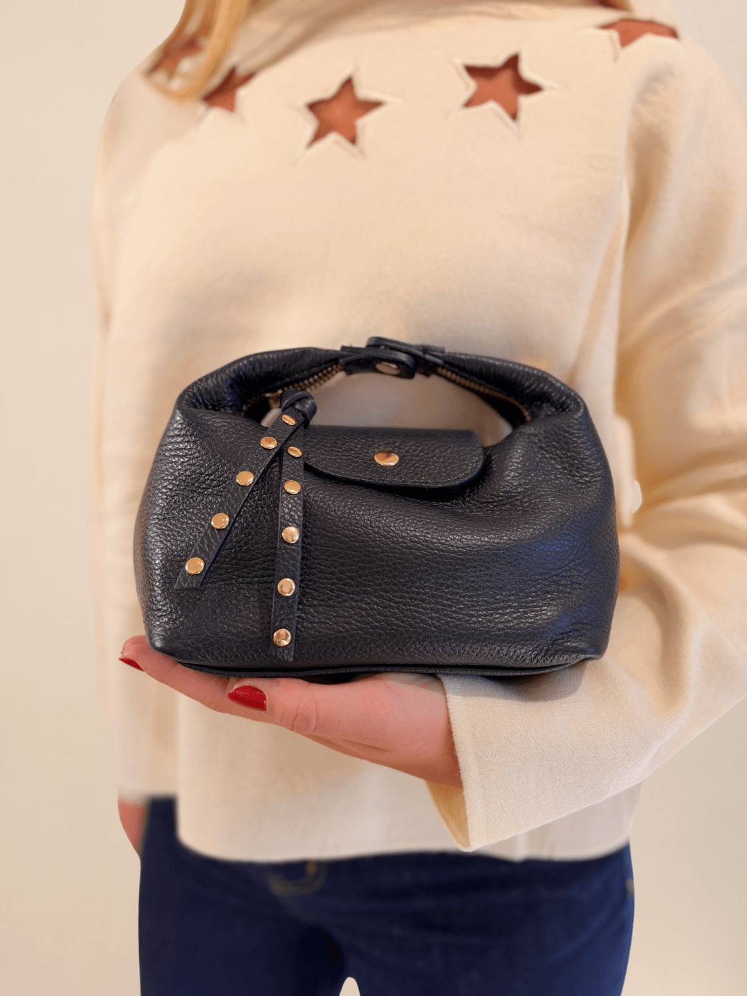 BOLSO PIEL NEGRO Bolso Media Luna de piel italiana en azul marino con tachuelas doradas, sobre jersey crudo con estrellas