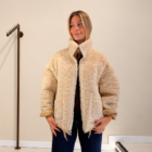 Abrigo Dakota reversible beige de pelo con jersey marrón, de frente