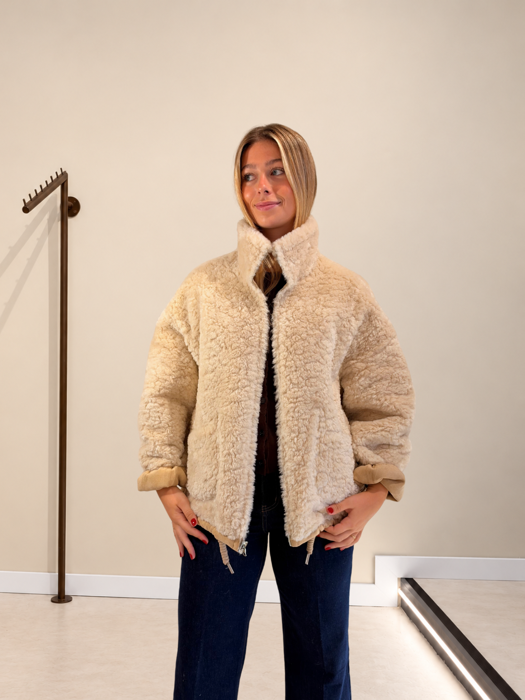 Abrigo Dakota reversible beige de pelo con jersey marrón, de frente