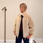 Abrigo Dakota reversible beige de pelo con cremallera abierta