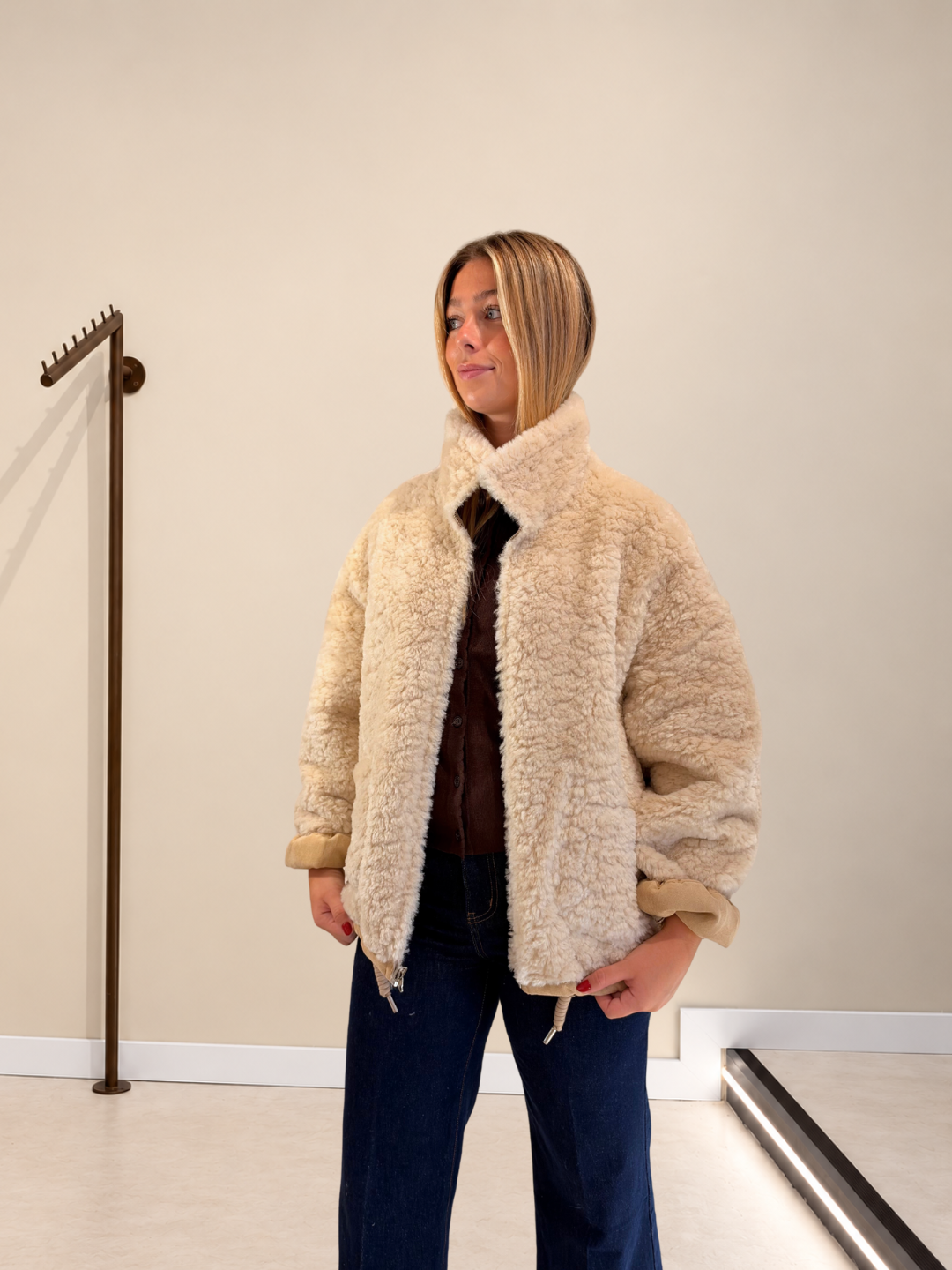 Abrigo Dakota reversible beige de pelo con cremallera abierta