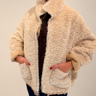 Abrigo Dakota reversible beige de pelo rizado abierto sobre jersey marrón