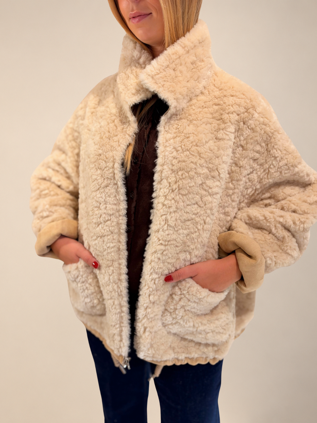 Abrigo Dakota reversible beige de pelo rizado abierto sobre jersey marrón