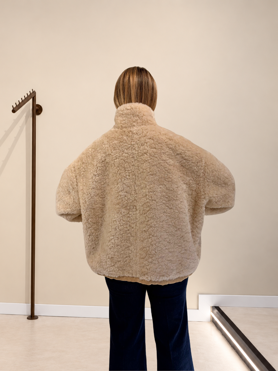 Espalda del Abrigo Dakota reversible beige de pelo, vista completa