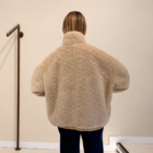 Espalda del Abrigo Dakota reversible beige por la cara de pelo