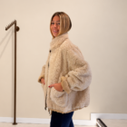 Abrigo Dakota reversible beige de pelo, vista de tres cuartos